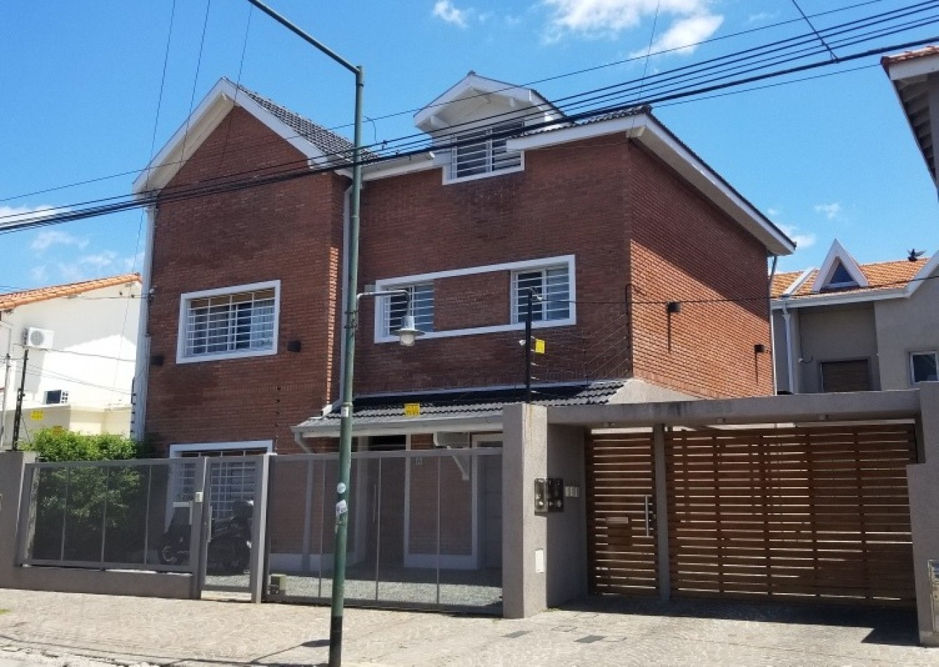 Se vende Moderna y amplisima casa en complejo de 5 casas en Martinez 