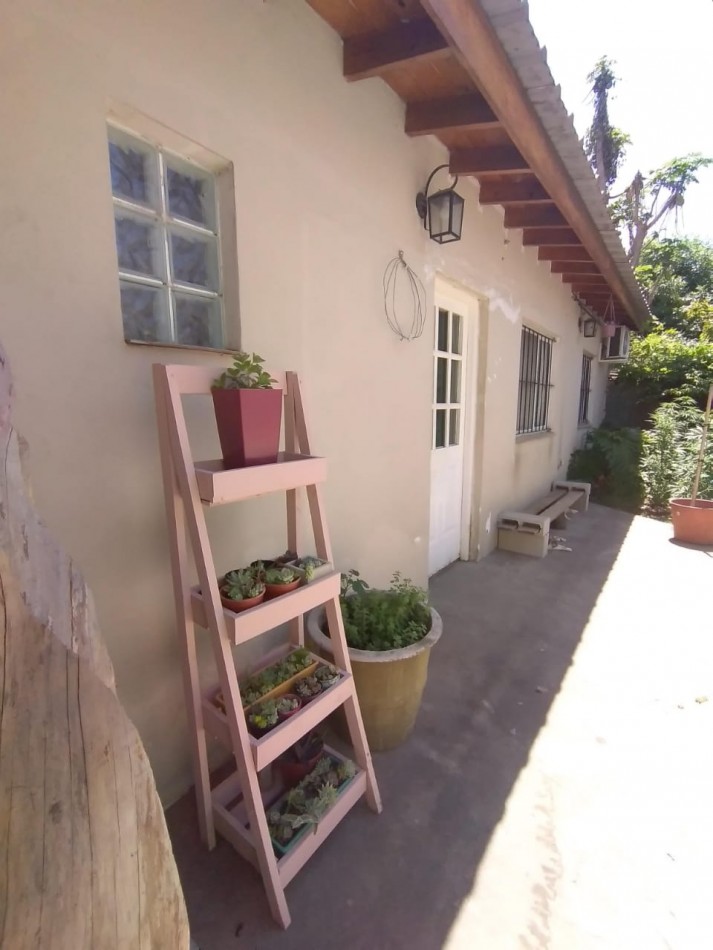 ¡Descubre tu proximo hogar en esta encantadora casa en venta de 3 amb mas departamento de 2 amb en Don Torcuato!