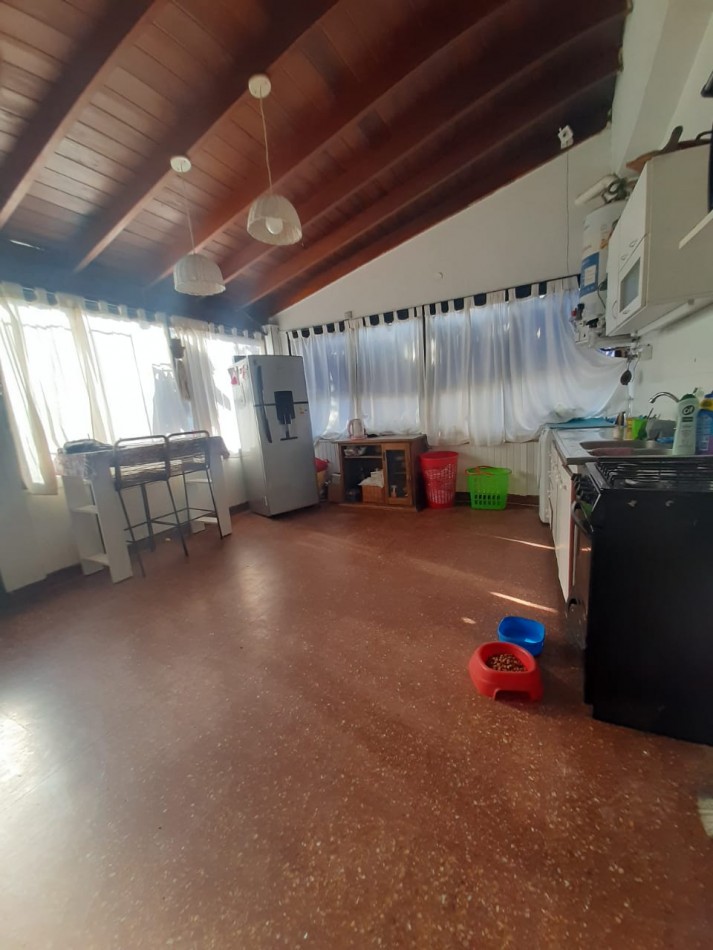 ¡Descubre tu proximo hogar en esta encantadora casa en venta en Carapachay!