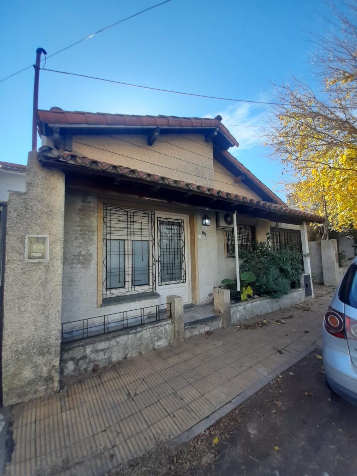 ¡Descubre tu proximo hogar en esta encantadora casa en venta en Carapachay!