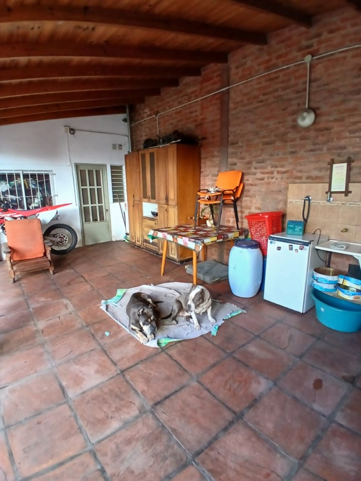 Se vende Departamento de 4 amb mas monoambiente y espacio guardacoche